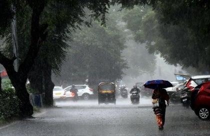 Rain full batting in Pune; A flurry of Punekars who went out for shopping | पुण्यात पावसाची धुवांधार बॅटिंग; पाडव्याच्या खरेदीसाठी बाहेर पडलेल्या पुणेकरांची उडाली तारांबळ