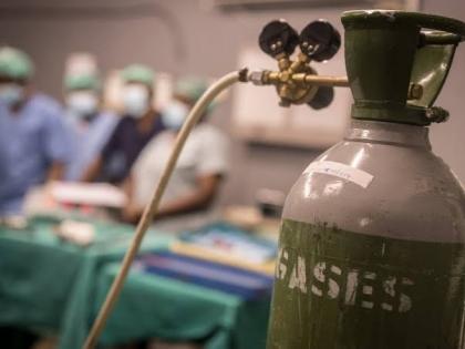 Shocking! Oxygen depleted while undergoing treatment at the hospital; Three people lost their lives | धक्कादायक! रुग्णालयात उपचार सुरू असताना ऑक्सिजन संपला; तीन जणांनी आपला जीव गमावला