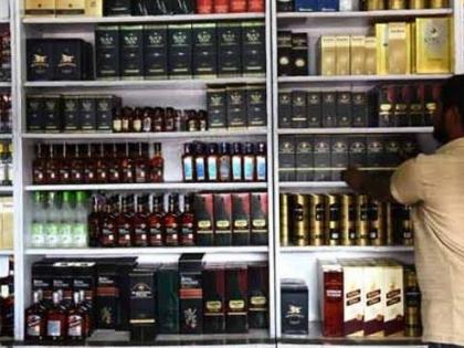 Stocks worth Rs 14 lakh worth of foreign liquor sold in lockdown | लॉकडाऊनमध्ये चढ्या दराने विक्रीसाठी केला १४ लाखांच्या विदेशी दारूचा साठा