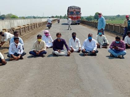 Solapur-Vijaypur highway blocked; Farmers sit on the bridge as water is released into the Sinai River | सोलापूर-विजयपूर महामार्ग रोखला; सीना नदीत पाणी सोडा म्हणून शेतकऱ्यांचे आंदोलन