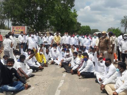 Citizens and farmers of 60 villages in Indapur taluka are angry, protest in Nimgaon | इंदापूर तालुक्यातील साठ गावातील शेतकरी संतापले, काळया फिती बांधून निमगाव केतकीत आक्रोश