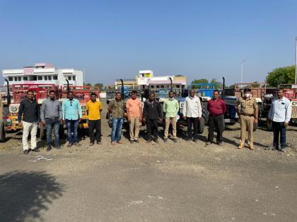 Police seized eight tractors transporting sand | वाळू वाहतूक करणारे आठ ट्रॅक्टर पोलिसांनी पकडले