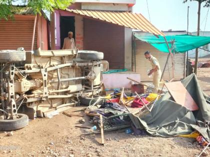 Uncontrolled jeep enters Aurangabad-Jalna border check post; Two policemen injured | अनियंत्रित जीप औरंगाबाद- जालना सीमेवरील चेकपोस्ट घुसली; दोन पोलीस जखमी Uncontrolled jeep enters Aurangabad-Jalna border check post; Two policemen injured | अनियंत्रित जीप औरंगाबाद- जालना सीमेवरील चेकपोस्ट घुसली; दोन पोलीस जखमी