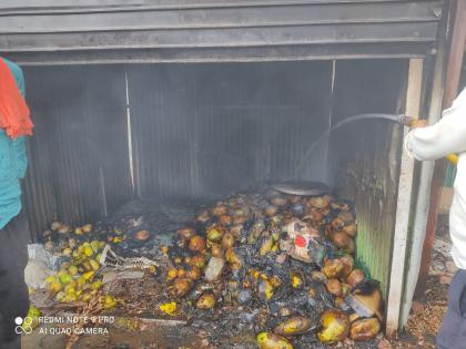 Four fruit shops in Murtijapur burnt down | मूर्तिजापूर येथे फळांची चार दुकाने आगीत जळून खाक