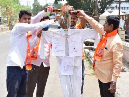 Alcohol anointing on the statue of Mahavikas Aghadi government on behalf of Maharashtra Navnirman Sena | महाराष्ट्र नवनिर्माण सेनेच्या वतीने महाविकास आघाडी सरकारच्या पुतळ्याला दारूचा अभिषेक