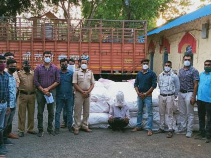 17 lakh banned gutka seized in Khamgaon | खामगावात १७ लाखांचा प्रतिबंधित गुटखा पकडला