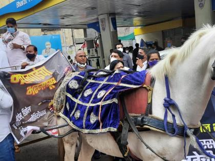 Congress protest against increasing fuel prices | थेट पेट्रोल पंपावर नेली घोडागाडी ; महागाई विरोधात पुण्यात काँग्रेस चे आंदोलन