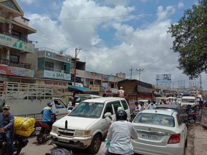 Shops opened in Ahmednagar city; Road congestion, patient numbers decreased, 530 patients in the district | अहमदनगर शहरातील दुकाने उघडली; रस्त्यावर गर्दी, रुग्ण संख्या घटली, जिल्ह्यात 530 रुग्ण Shops opened in Ahmednagar city; Road congestion, patient numbers decreased, 530 patients in the district | अहमदनगर शहरातील दुकाने उघडली; रस्त्यावर गर्दी, रुग्ण संख्या घटली, जिल्ह्यात 530 रुग्ण