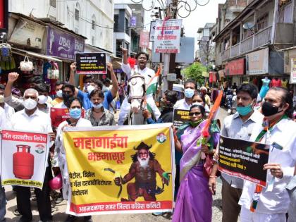 Congress front in Ahmednagar city; Protest against petrol and diesel price hike on horseback | अहमदनगर शहरात काँग्रेसचा मोर्चा; घोड्यावर बसून पेट्रोल डिझेल दरवाढीचा निषेध Congress front in Ahmednagar city; Protest against petrol and diesel price hike on horseback | अहमदनगर शहरात काँग्रेसचा मोर्चा; घोड्यावर बसून पेट्रोल डिझेल दरवाढीचा निषेध