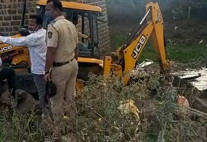 Breaking; Three boats transporting sand broke; Pandharpur Police, Revenue Action | Breaking; वाळू वाहतूक करणाऱ्या तीन होड्या फोडल्या; पंढरपूर पोलिस, महसूलची कारवाई