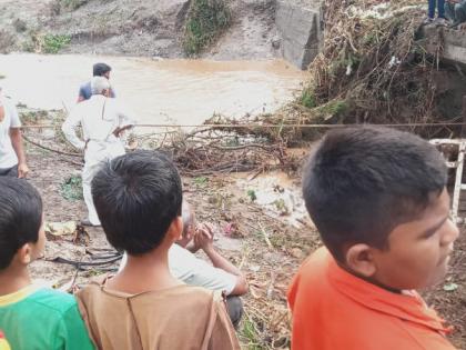 Muktainagar taluka was lashed by rains, four wheels were carried and stuck in the bridge | मुक्ताईनगर तालुक्याला पावसाने झोडपले, चार चाकी वाहून पुलात अडकले