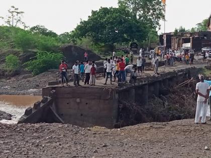 The bridge over the river Arunavati was swept away in the first flood | अरुणावती नदीवरील पुल पहिल्याच पुरात वाहुन गेला