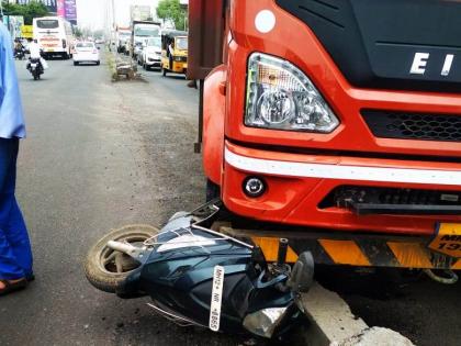 Pune: An old man died when his two-wheeler was hit by a tempo on the city highway | पुणे - नगर महामार्गावर टेम्पोने दुचाकीला दिलेल्या धडकेत वृद्धाचा मृत्यू