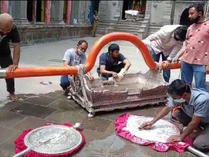 This is the teaching and greatness of Wari ! The Saint Tukaram Maharaj palkhi was polished by Muslim artists | हीच वारीची शिकवण अन् मोठंपण ! संत तुकाराम महाराजांच्या पालखी रथाला मुस्लीम कारागिरांनी दिली चकाकी