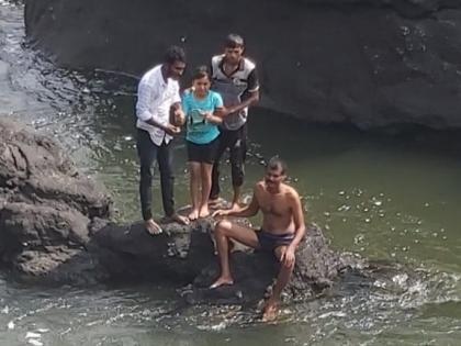 The two person were swept away in the Indrayani river, the locals succeed in rescuing the minor boy, incident in the kundmala | इंद्रायणी नदीच्या पात्रात दोघे गेले वाहून, अल्पवयीन मुलाला वाचविण्यात स्थानिकांना यश; कुंडमळा येथील घटना