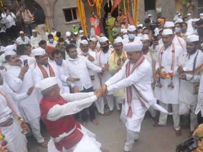 Video : MP Sambhaji Raje Bhosale present in Sant Tukaram Maharaj Palkhi Ceremony dehu | Video : देहूत संत तुकाराम महाराज पालखी प्रस्थान सोहळ्यात फुगडी खेळताना संभाजीराजांचा गेला तोल अन्...