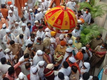 Ashadi Wari: Sant Dnyaneshwar Maharaj Palkhi Sohla in Alandi | आषाढी वारी: ज्ञानोबा माऊली- तुकाराम नामघोष; टाळ - मृदंगाच्या गजरात अलंकापुरी भारावली; माऊलींच्या पालखीचे प्रस्थान