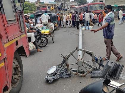 High mast street lamp tower collapsed due to tipper collision in Murtijapur | मूर्तिजापुरात टिप्परच्या धडकेने हायमास्ट पथदीप टॉवर धराशायी