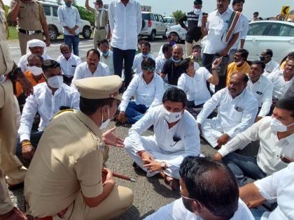 ... Hundreds of activists including Ranjit Dada killed on the highway! | Maratha Akrosh Morcha: ... अन् रणजितदादांसह शेकडो कार्यकर्त्यांनी मारला हायवेवरच ठिय्या !