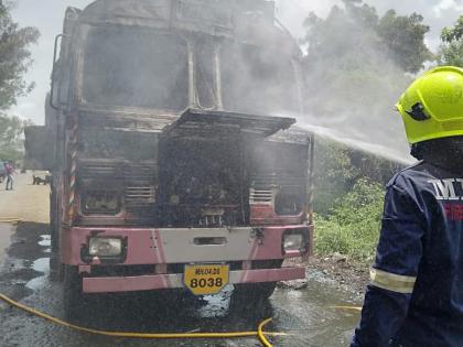 A goods truck caught fire at Ambad MID | अंबड एमआयडीसीत मालट्रक पेटला