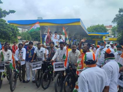 Unique cycle rally of Congress in Solapur against petrol, diesel and gas price hike | पेट्रोल, डिझेल, गॅस दरवाढीच्या विरोधात सोलापुरात काँग्रेसची अनोखी सायकल रॅली 