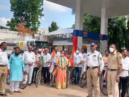 Cycle Morcha by Congress to Amalner to protest against fuel price hike | इंधन दरवाढ निषेधार्थ अमळनेरला काँग्रेसतर्फे सायकल मोर्चा