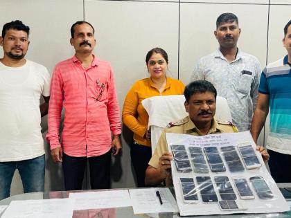 Looted mobile by pushing the elderly; duo arrested by Kandivali police | वृद्धांना धक्का देत मोबाईल करायचे लंपास; कांदिवली पोलिसांकडून दुकलीला अटक