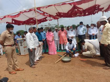 Thousands of trees planted in one minute under Bihar pattern at Dahivad | दहिवद येथे बिहार पॅटर्न अंतर्गत एका मिनिटात लावली हजारो झाडे