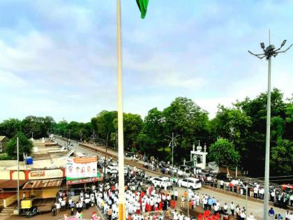 A 100 feet tricolor fluttered in Amalnera | अमळनेरात १०० फुटी तिरंगा फडकला