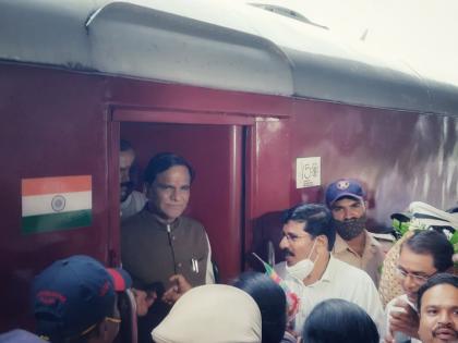 Union Minister of State for Railways Raosaheb Danve arrives in Aurangabad from a special railway carriage. | केंद्रीय रेल्वे राज्यमंत्री रावसाहेब दानवे रेल्वेच्या विशेष बोगीतून औरंगाबादेत दाखल, स्वागताला कार्यकर्त्यांची लोटालोटी