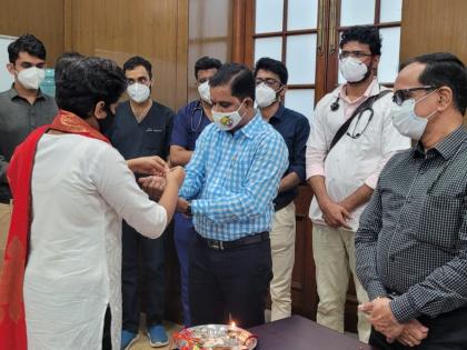 Wristbands of eco-friendly rakhi corona warriors built by the students of the Municipal School | मनपा शाळेच्या विद्यार्थ्यांनी बांधल्या पर्यावरण पूरक राख्या कोरोना योध्यांच्या मनगटी