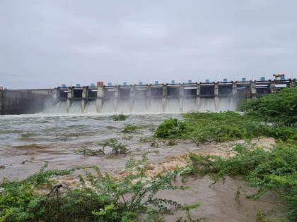 Majalgaon dam 100 percent full; Discharge of 62,000 cusecs of water by opening 11 doors | माजलगाव धरण १०० टक्के भरले; ११ दरवाजे उघडून ६२ हजार क्यूसेक पाण्याचा विसर्ग