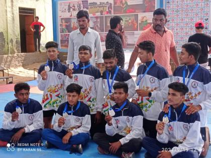 Karan Salunkhe from Marwad won gold and silver medals in the national level competition | मारवड येथील करण साळुंखेने राष्ट्रीय पातळीवरील स्पर्धेत मिळवले गोल्ड व सिल्वर मेडल