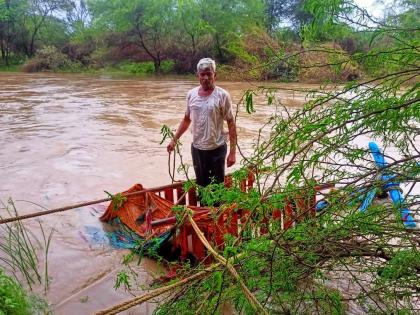 Torrential rains; The boy went with the bullock cart to the flood of Asna river | असना नदीच्या पुरात शेतातून चारा घेऊन येणारा मुलगा बैलगाडीसह वाहून गेला