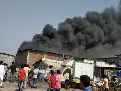 A huge fire broke out at the furniture warehouse at Kasheli in Bhiwandi | भिवंडीतील कशेळी येथील फर्निचर गोदामाला भीषण आग, सर्व फर्निचर जळून खाक