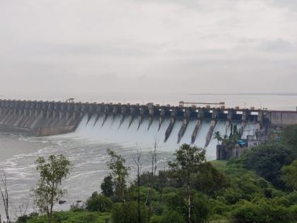 Big news; 20,000 cusecs of water was released into the Bhima river basin from 16 gates of Ujani | मोठी बातमी; उजनीच्या १६ गेटमधून २० हजार क्युसेक पाणी भीमा नदी पात्रात सोडले