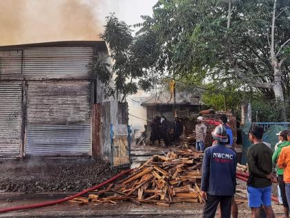 Fierce fire at a furniture shop in Nanded; Burn millions of materials | नांदेडमध्ये फर्निचर दुकानाला भीषण आग; लाखोंचे साहित्य जळून खाक