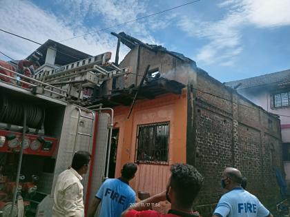 A gas cylinder exploded in Bhiwandi, setting the house on fire | भिवंडीत गॅस सिलेंडरच्या स्फोट झाल्याने घराला लागली भीषण आग