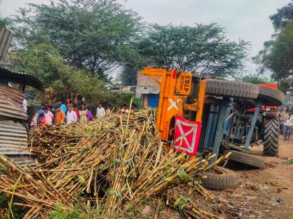 death in sleep; Woman dies after tractor overturns on house | झोपेतच मृत्यूचा घाला; ट्रॅक्टर घरावर उलटल्याने उसाच्या ढिगाऱ्याखाली दबून महिलेचा मृत्यू