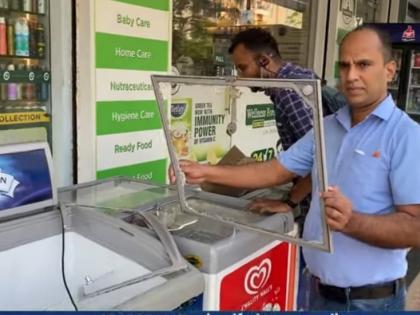 In the anger of not getting ice cream at night, the unknown broken freeze | रात्रीच्या वेळी आईस्क्रीम न मिळाल्याच्या रागात अज्ञाताने फोडला फ्रीज