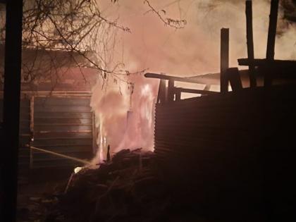 Nandedkar's dawn with two incidents of fire; Burn furniture factory and car | नांदेडकरांची पहाट आगीच्या दोन घटनांनी; फर्निचरचा कारखाना आणि कार जळून खाक