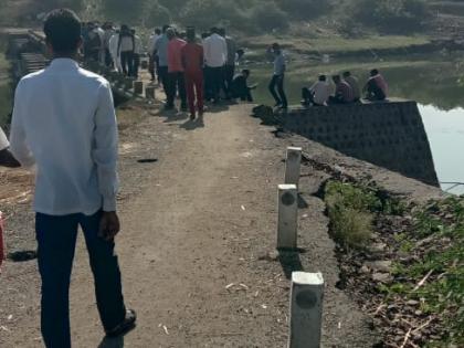 The two-wheeler fell into the water from the embankment of the river Sinai; Girl killed, husband injured, wife missing | सीना नदीच्या बंधाऱ्यावरून दुचाकी पाण्यात कोसळली; मुलीचा मृत्यू, पती जखमी, पत्नी बेपत्ता