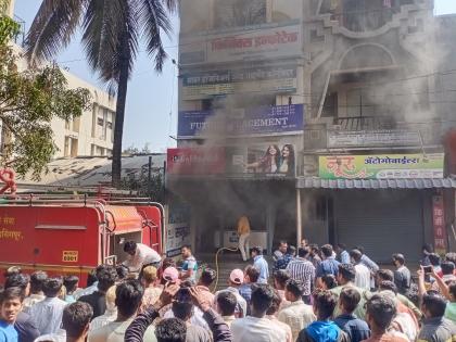 Electrical shop on fire in Jaysingpur, students trapped in the building | जयसिंगपुरात इलेक्ट्रीकल दुकानाला लागली आग, इमारतीत अडकले विद्यार्थी 