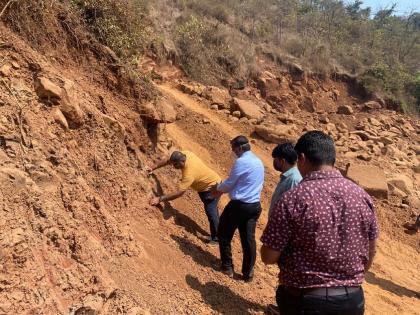 Geologists survey Parashuram Ghat | परशुराम घाटाची भूवैज्ञानिकांकडून पाहणी, दरड कोसळून एकाचा मृत्यू झाल्यानंतर प्रशासन झालं जागे