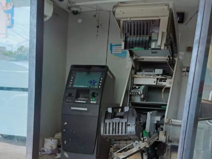 Neither the siren sounded nor the guard knew; 9 lakh cash looted after smashed in ATM at Khultabad | ना सायरन वाजले ना शेजारच्या गार्डला कळले; एटीएम मशीन फोडून ९ लाखांची रोकड लंपास