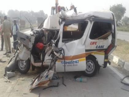 Ratnagiri ambulance crash, driver killed; The bodies were taken to Bihar | रत्नागिरीच्या रुग्णवाहिकेला अपघात, चालक ठार; मृतदेह घेऊन निघाले होते बिहारकडे