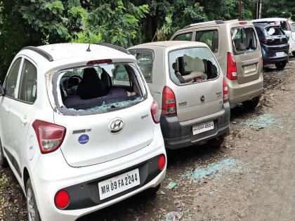 A drunken youth smashed the windows of 12 cars parked on the roadside in Mangalwar Peth area of ​​Kolhapur city | माथेफिरू तरुणाने १२ मोटारींच्या काचा फोडल्या, घरातील वादाचा राग शेजाऱ्यांच्या कारवर काढला