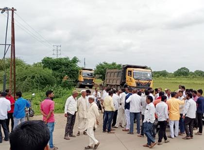 Villagers of four villages blocked vehicles to demand a road divider on the highway | महामार्गावर रस्ता दुभाजकच्या मागणीसाठी चार गावांच्या ग्रामस्थांनी अडवली वाहने