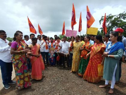 Mumbai-Goa highway pothole issue MNS response to the alarm of Mahaarti | महामार्गावरील खड्डेप्रश्नी मनसेची टाळ मृदुंगाच्या गजरात महाआरती