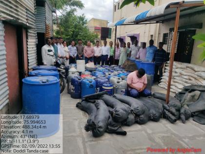 'Pushpa' arrested in Doddi Tandya; 5,000 liters of hand furnace liquor seized; Solapur State Excise Department action | दोड्डी तांड्यातून 'पुष्पा' ला अटक; ५ हजार लिटर हातभट्टी दारु जप्त; सोलापूर राज्य उत्पादन शुल्क विभागाची कारवाई